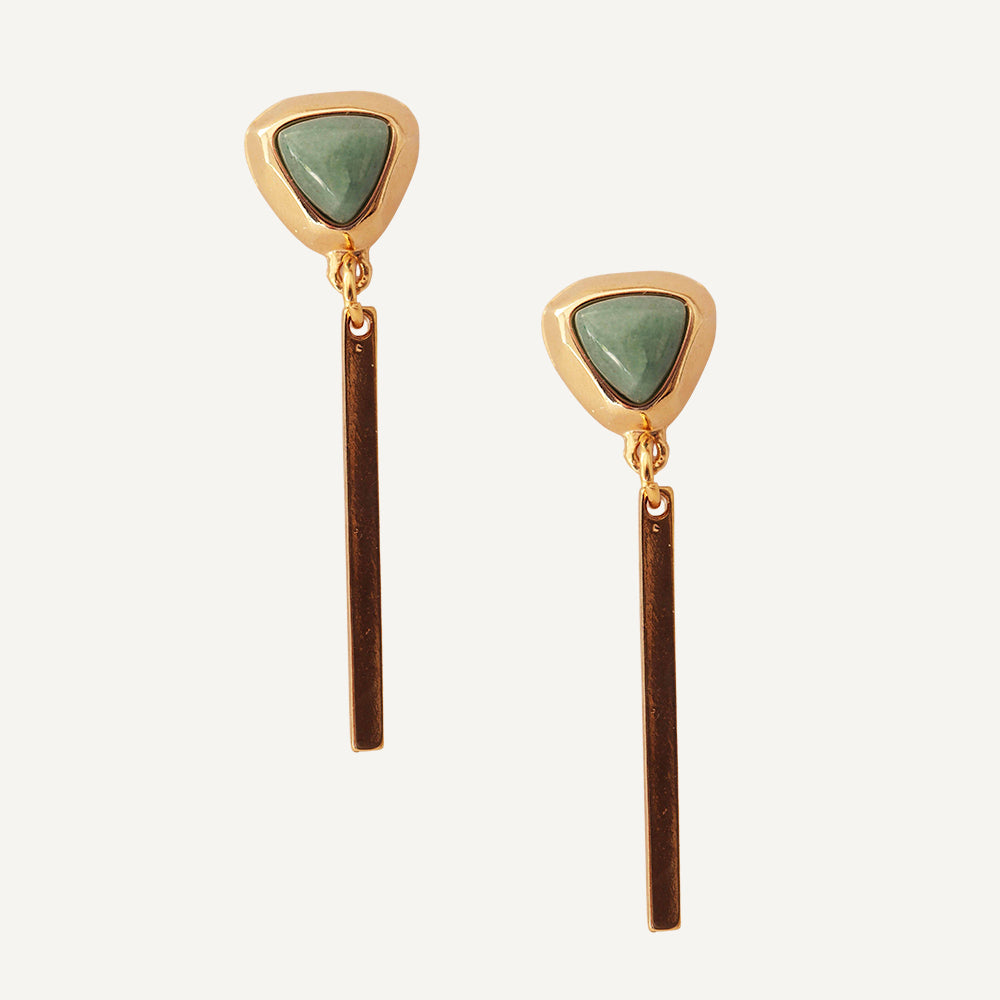Pendientes dorados con piedra verde esmeralda en forma triangular y barra delgada. Elegantes y modernos.