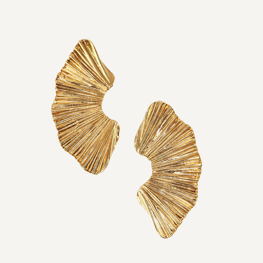Pendientes dorados con diseño estriado y orgánico, ideales para un look elegante y moderno.