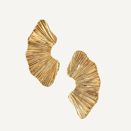 Pendientes dorados con diseño estriado y orgánico, ideales para un look elegante y moderno.
