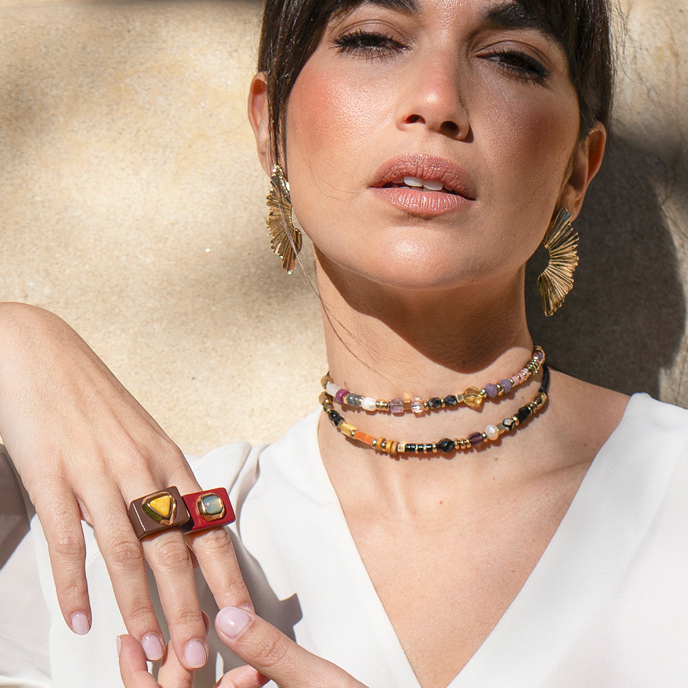 Anillo de resina marrón y rojo, choker de perlas multicolores y aretes dorados, estilo bohemio.