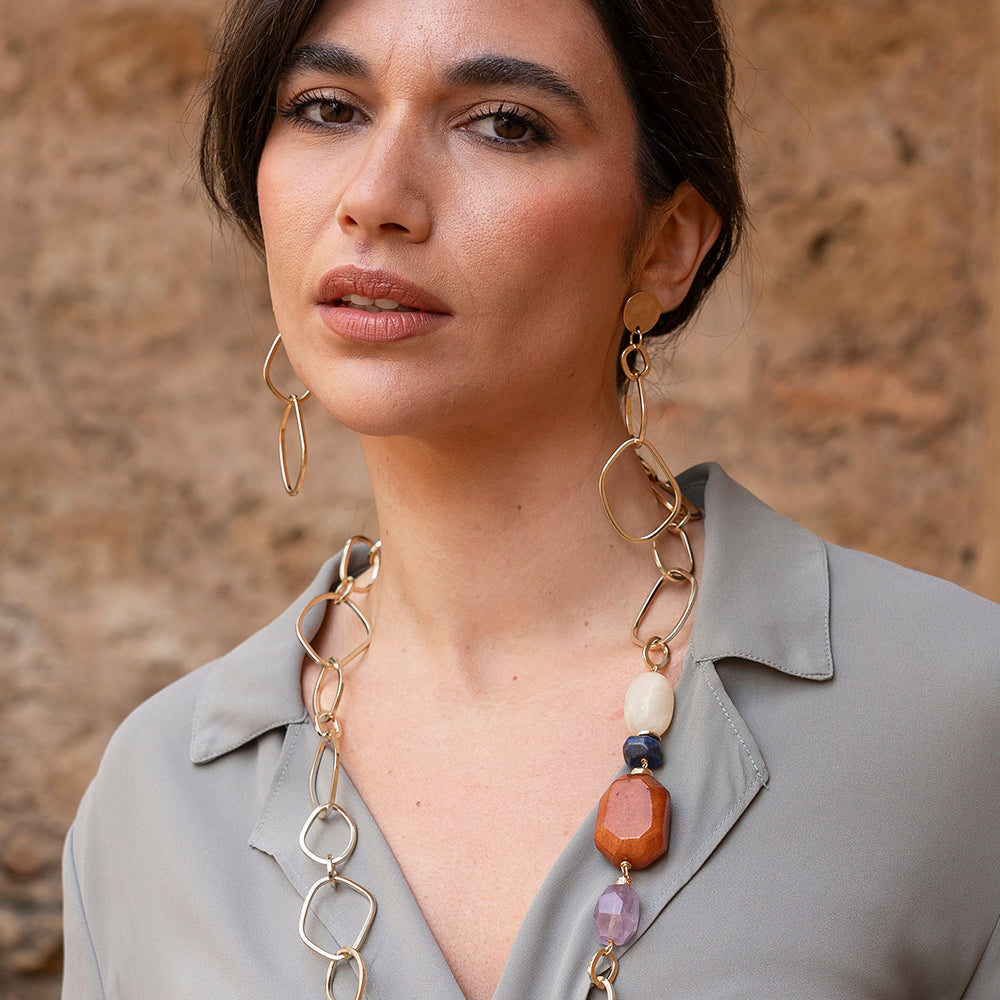 Collar largo de eslabones dorados y piedras naturales, con aretes a juego, estilo elegante y moderno, tonos tierra y pasteles.