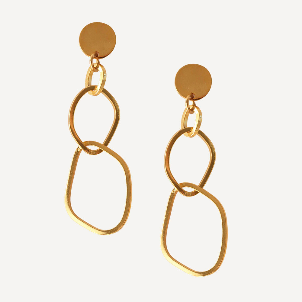 Pendientes de oro brillante con diseño de eslabones entrelazados, elegantes y modernos.