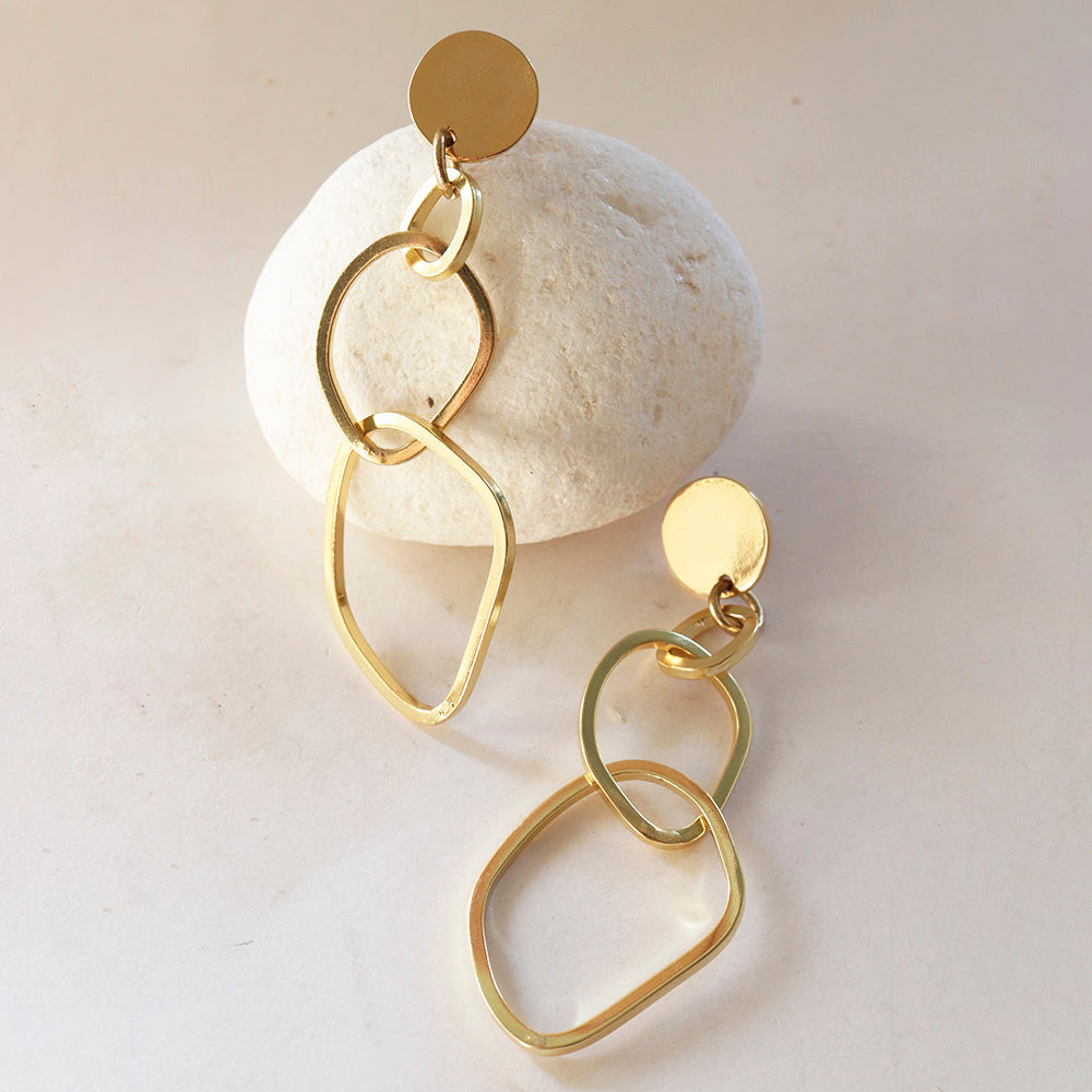 Pendientes de oro en forma de óvalos entrelazados, elegantes y modernos, perfectos para cualquier ocasión.