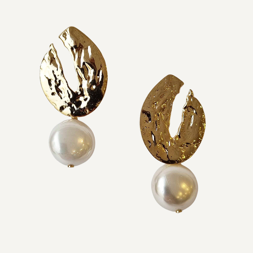 Pendientes dorados con forma abstracta y perlas blancas, elegantes y modernos para ocasiones especiales.