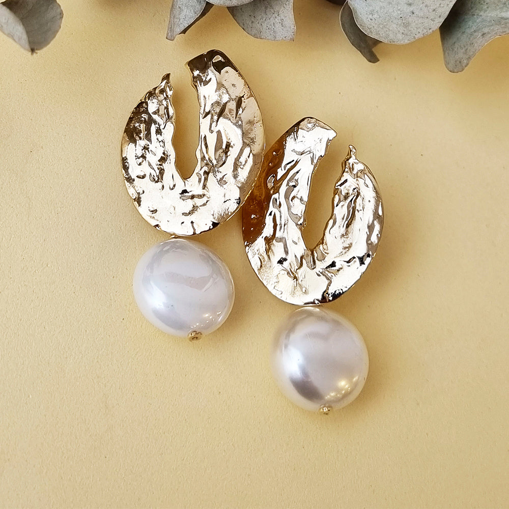 Pendientes de metal dorado con forma artística y perlas blancas, perfectos para ocasiones elegantes.