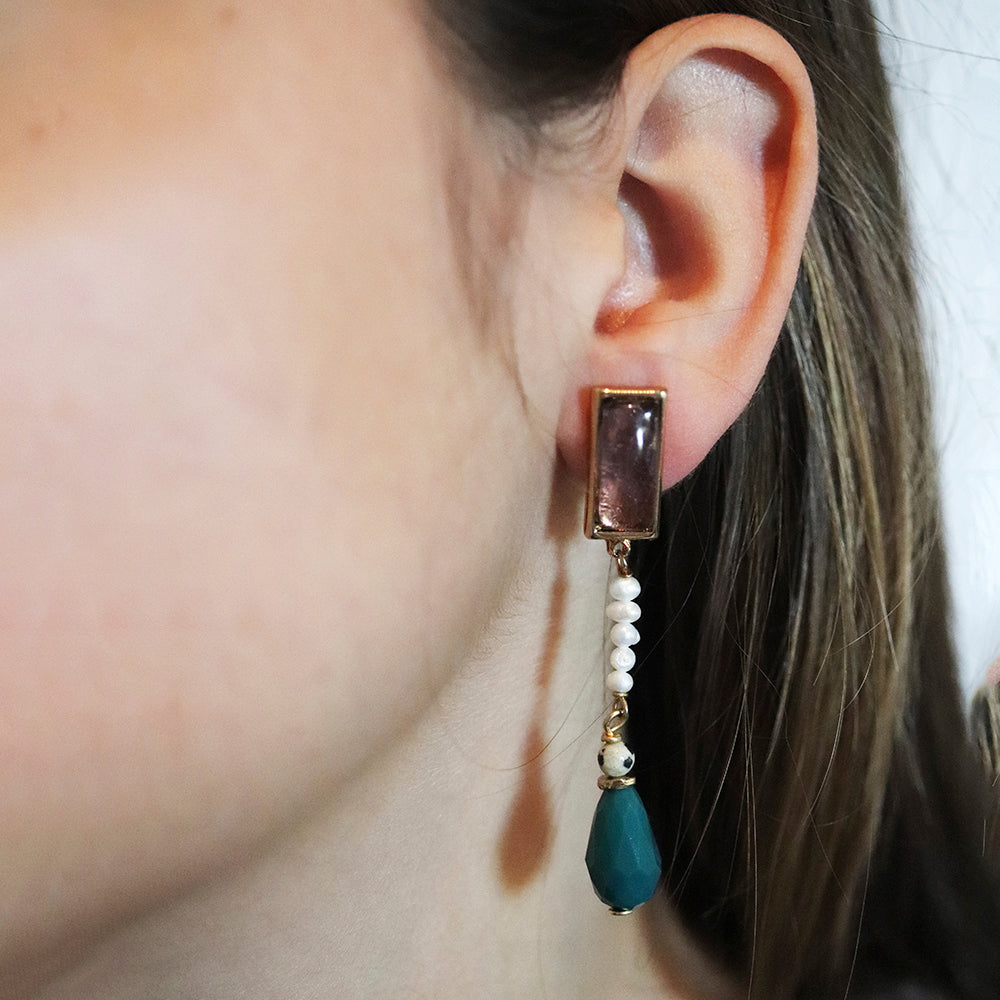 Pendientes elegantes en oro con piedras verdes y perlas blancas, estilo moderno y sofisticado.