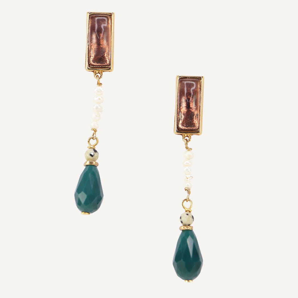 Pendientes largos de perla y cristal verde, con detalles dorados y acabado en bronce. Ideal para ocasiones elegantes.