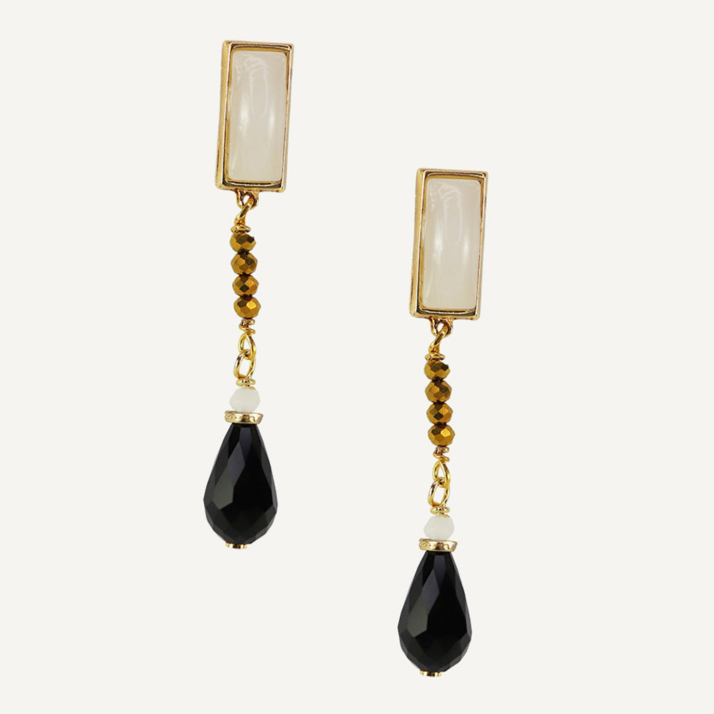 Pendientes largos de oro con piedra blanca, cuentas doradas y gota negra. Elegancia moderna y chic.