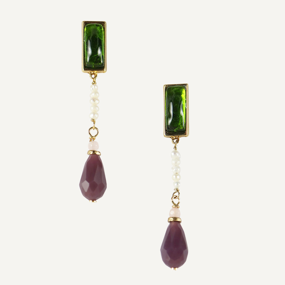 Pendientes largos de oro, con piedras verdes y moradas, adornados con perlas blancas. Elegancia y estilo moderno.