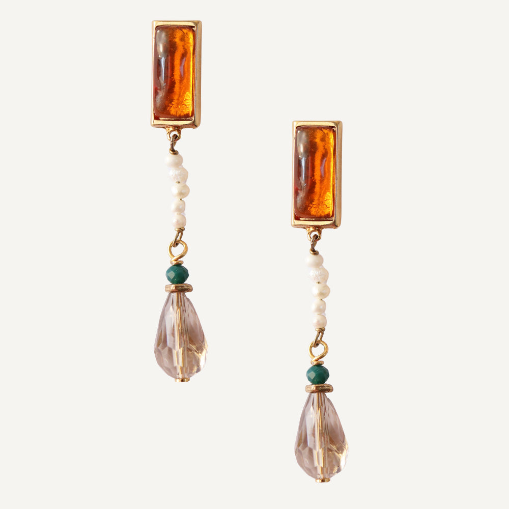 Pendientes largos de oro con ámbar, perlas y cristal transparente, estilo elegante y moderno.