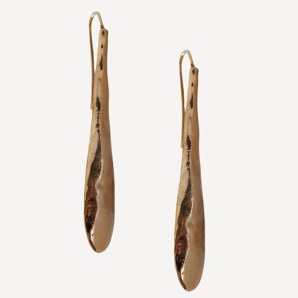 Pendientes largos de metal dorado con acabado brillante y diseño elegante, ideales para ocasiones especiales.