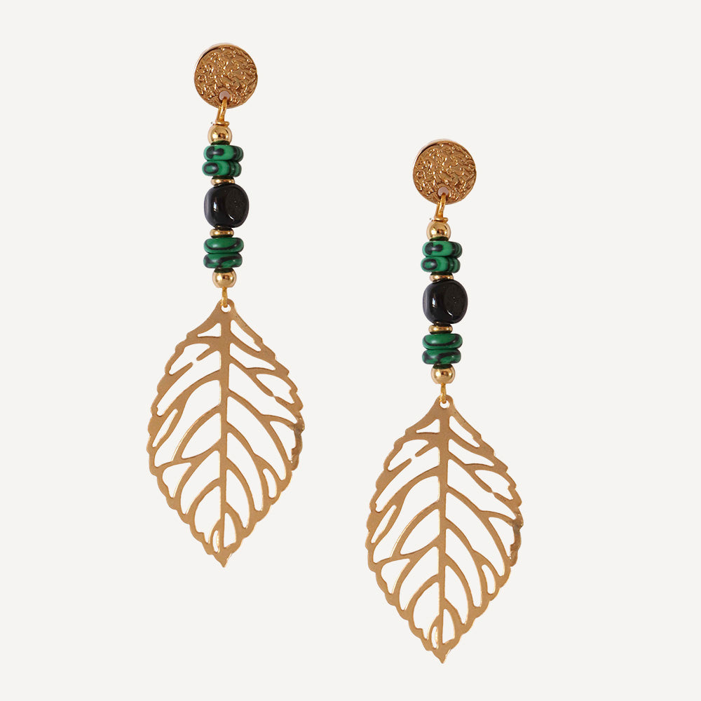 Pendientes largos de metal dorado con diseño de hoja, cuentas verdes y negras. Perfectos para un look elegante.