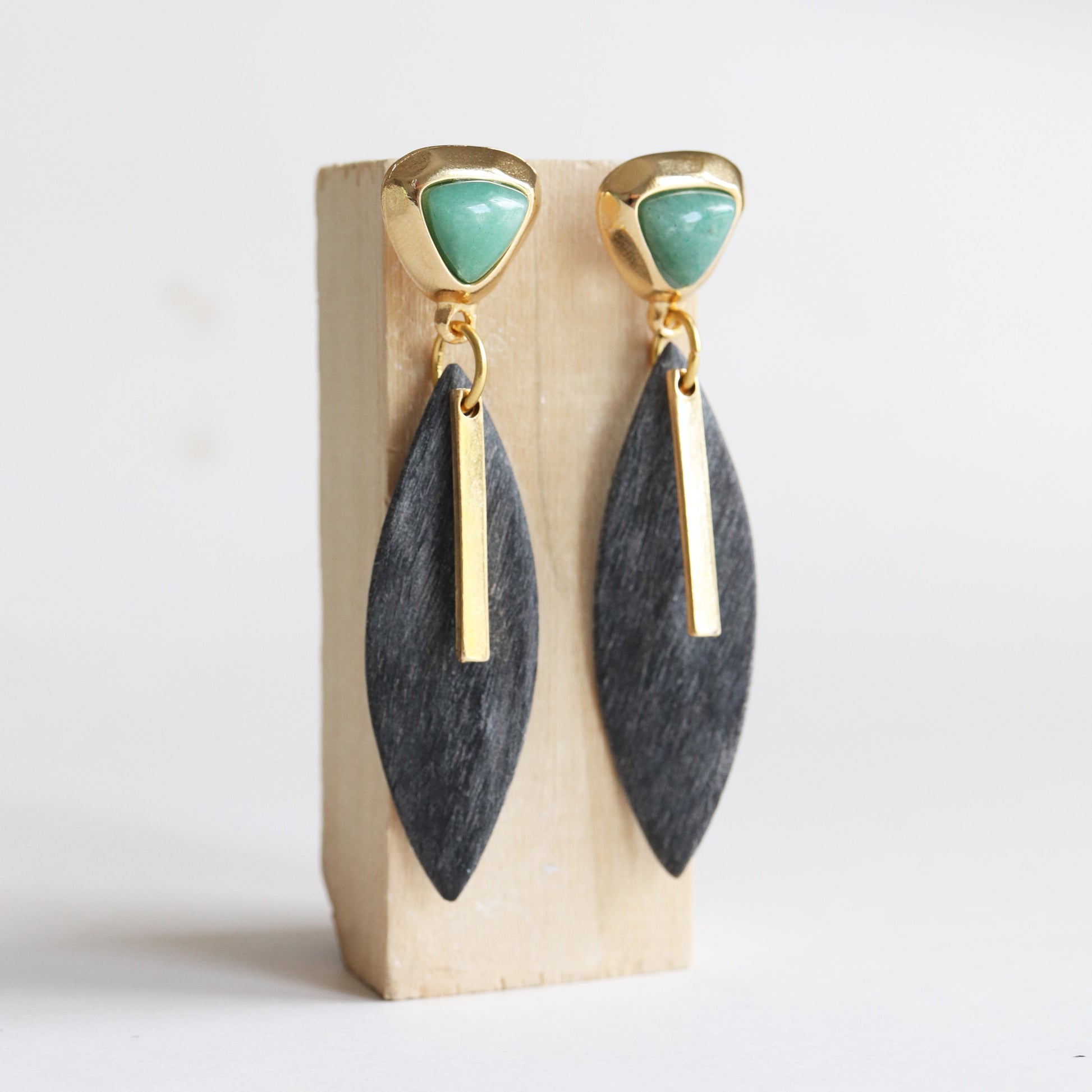 Pendientes de oro con piedra verde y colgante de hoja negra, elegantes y modernos. Perfectos para cualquier ocasión.