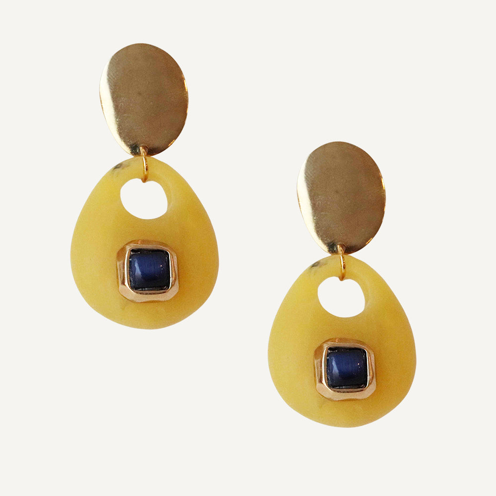 Pendientes de resina amarilla con detalle cuadrado azul y base dorada, estilo moderno y elegante.