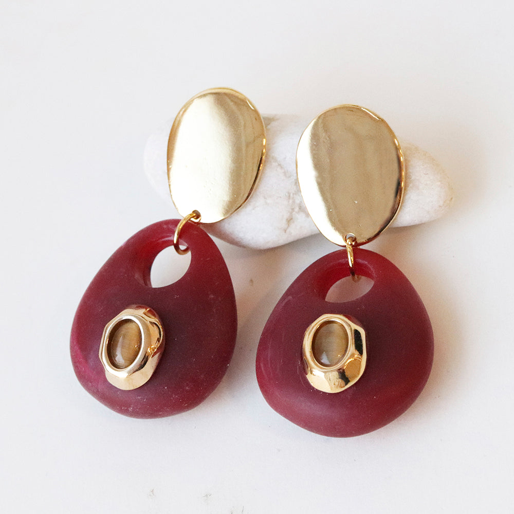 Pendientes rojos de resina con detalle dorado, estilo contemporáneo y elegante, perfectos para cualquier ocasión.
