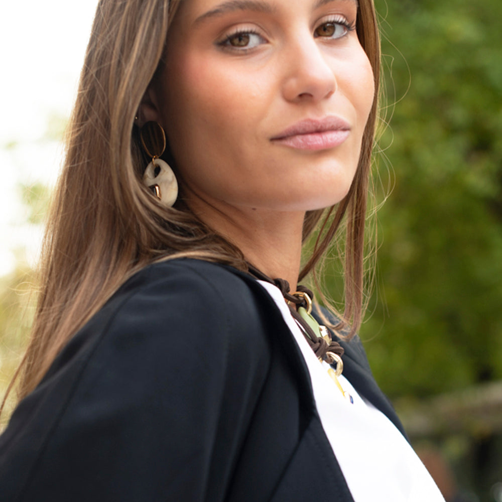 Pendientes de resina y metal en tonos dorados y blancos, estilo moderno y elegante, ideales para cualquier ocasión.