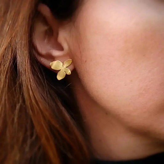 Pendientes de mariposa dorados, elegantes y modernos, perfectos para cualquier ocasión.