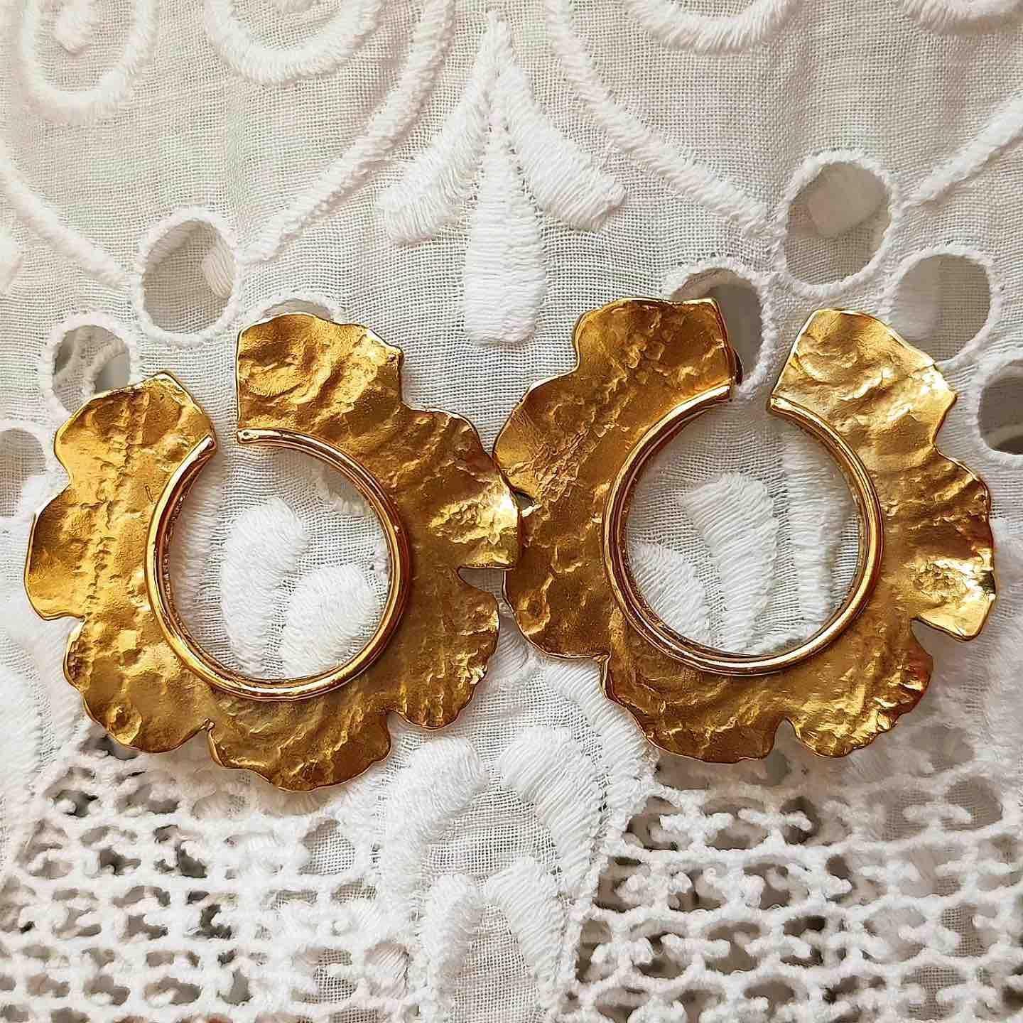 Pendientes de aro dorados con diseño de pétalos en relieve, hechos de metal. Perfectos para un look elegante.