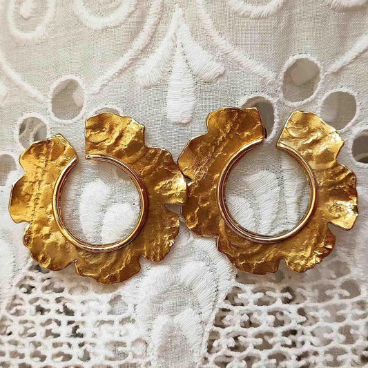 Pendientes de aro dorados con diseño de pétalos en relieve, hechos de metal. Perfectos para un look elegante.