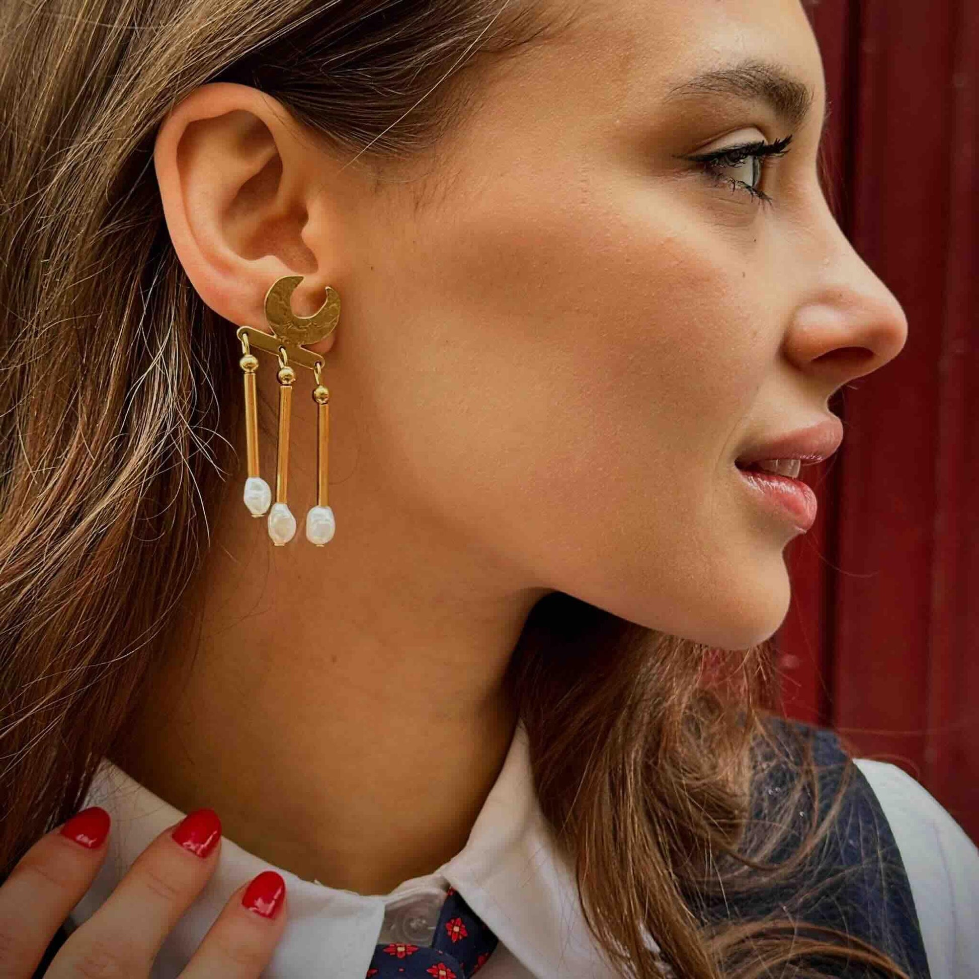 Pendientes de oro con forma de media luna y perlas, diseño elegante y moderno para mujer.