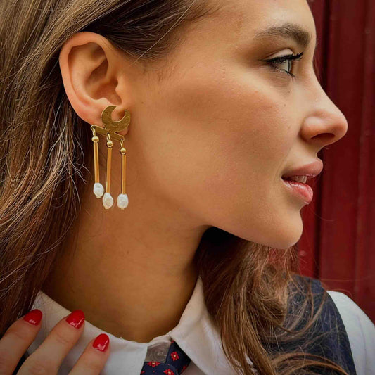 Pendientes de oro con forma de media luna y perlas, diseño elegante y moderno para mujer.