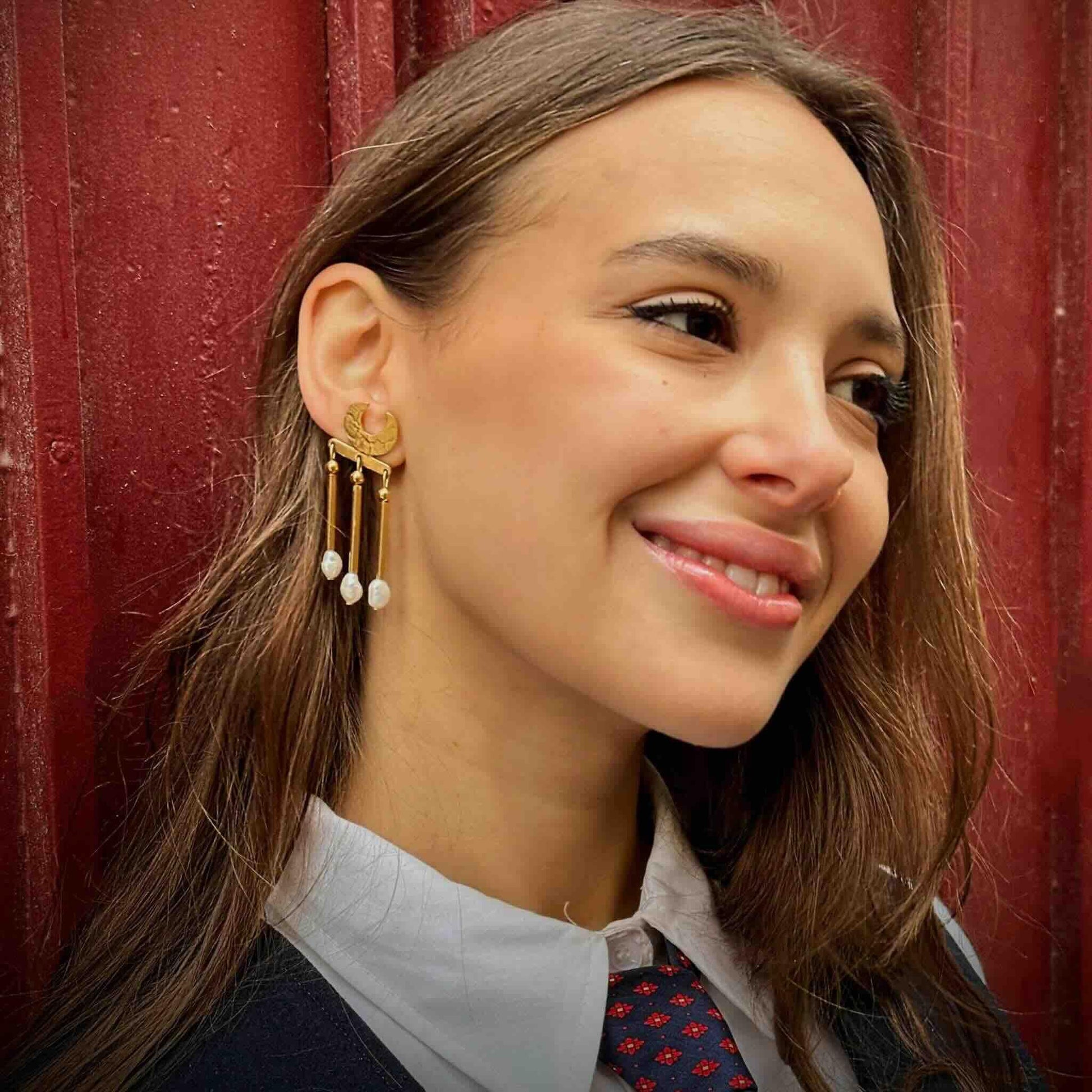 Pendientes dorados con perlas blancas, estilo elegante y moderno, perfectos para cualquier ocasión.