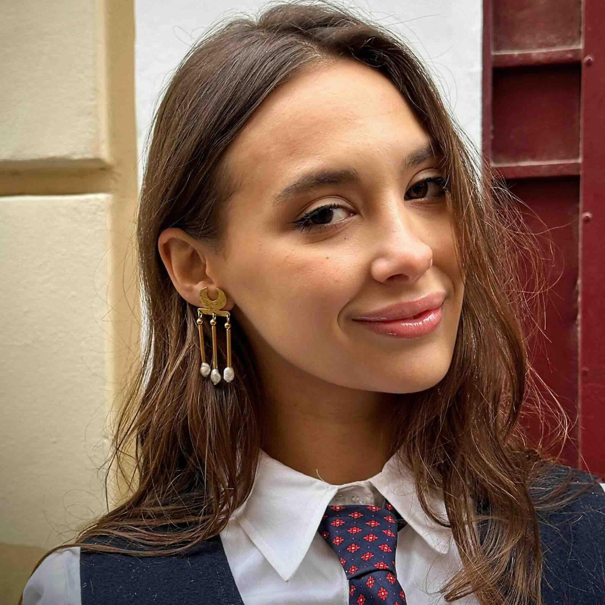 Pendientes largos de perlas y oro, elegantes y modernos, perfectos para cualquier ocasión.