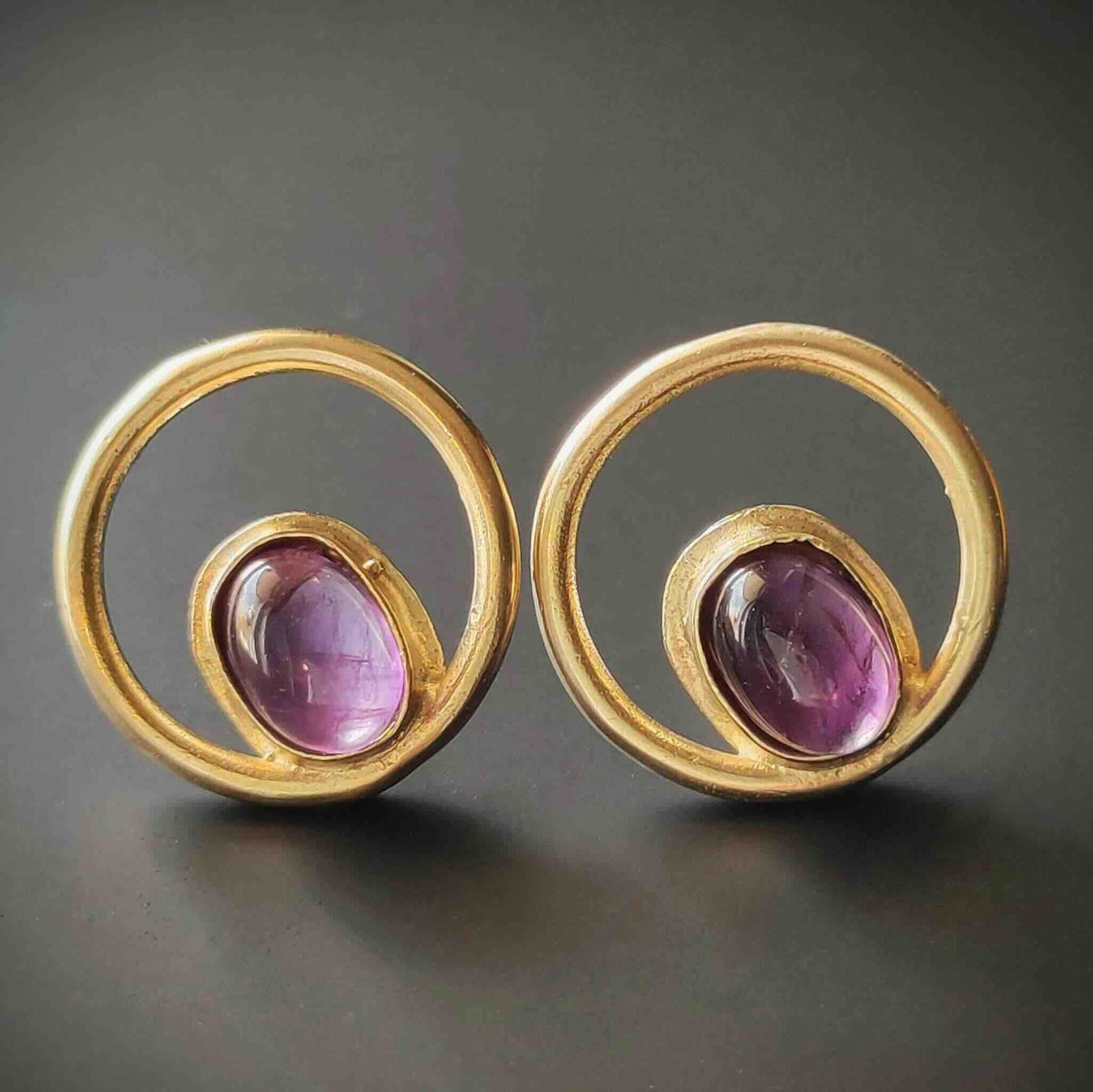Pendientes de oro con amatista, diseño moderno en espiral, elegante y llamativo. Perfectos para cualquier ocasión.