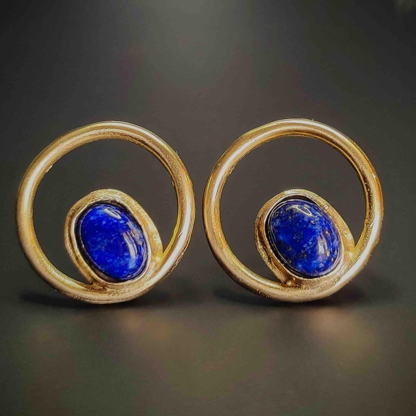 Pendientes dorados con círculo y lapislázuli azul, elegantes y modernos para un estilo sofisticado.