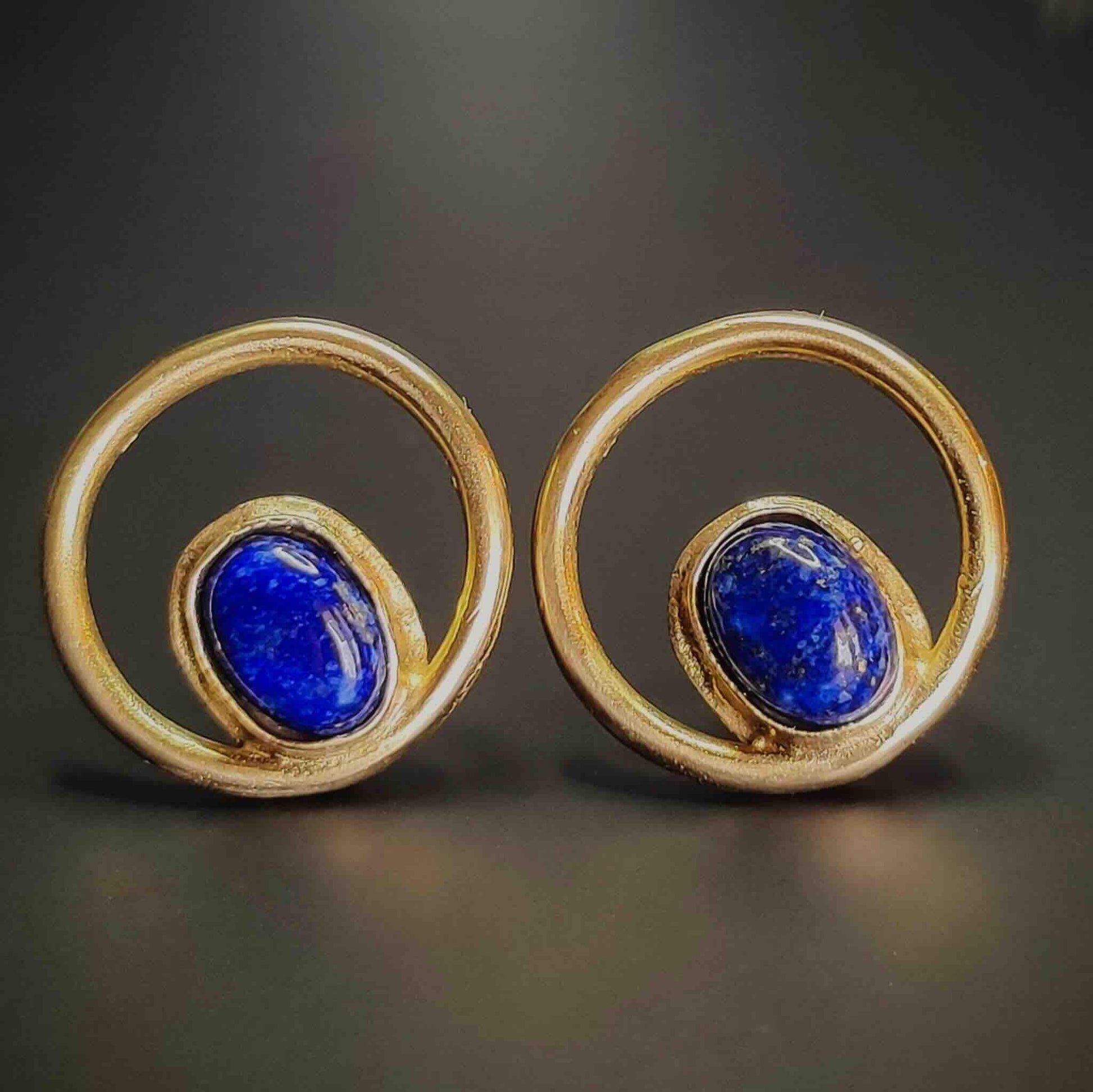 Pendientes dorados con círculo y lapislázuli azul, elegantes y modernos para un estilo sofisticado.