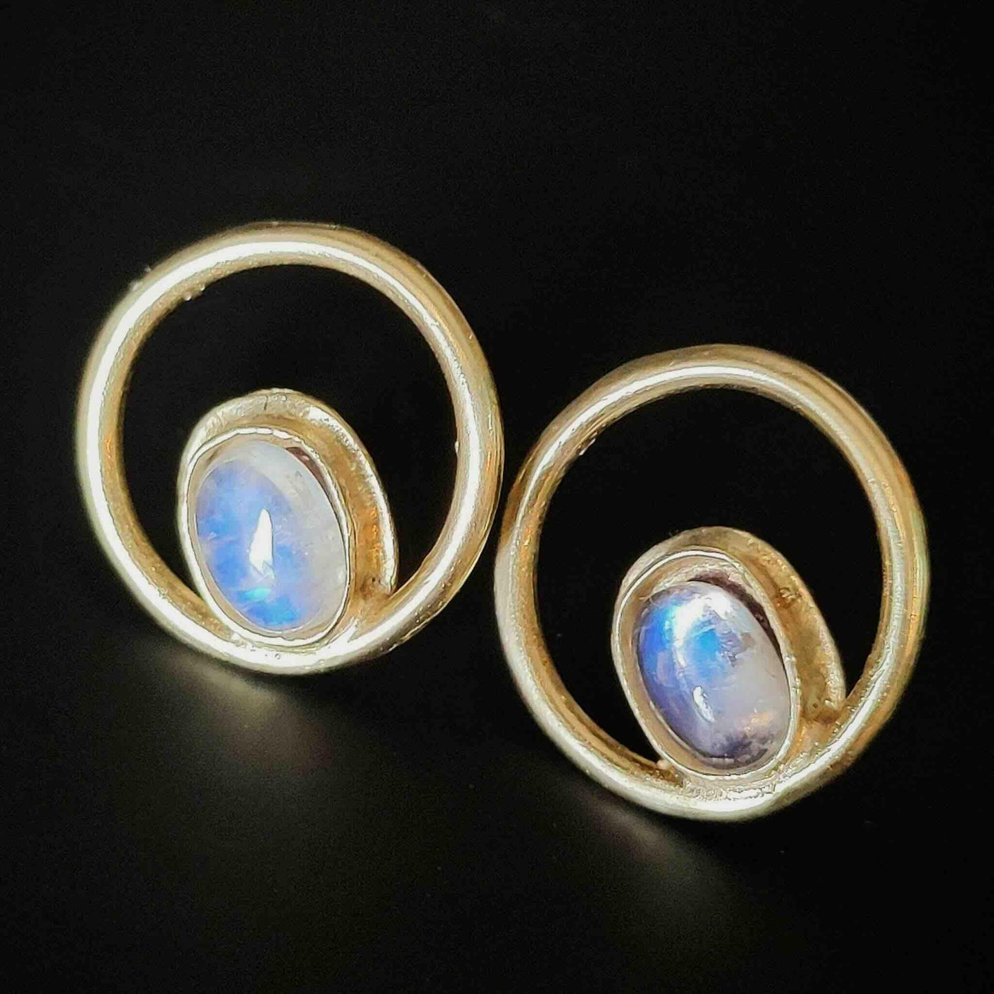 Pendientes de oro con ópalo, diseño moderno y elegante en forma circular. Ideal para ocasiones especiales.