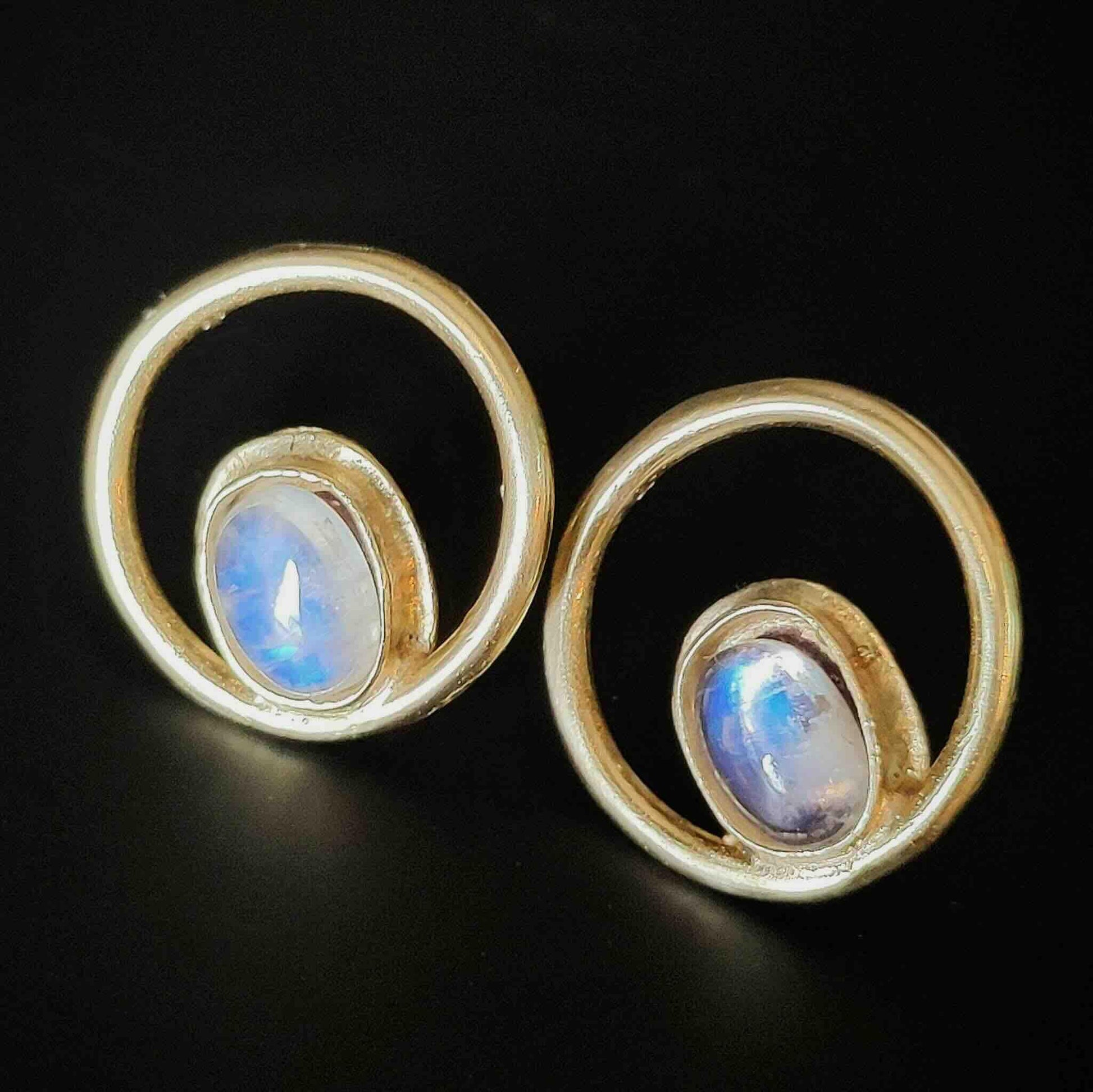 Pendientes de oro con ópalo, diseño moderno y elegante en forma circular. Ideal para ocasiones especiales.