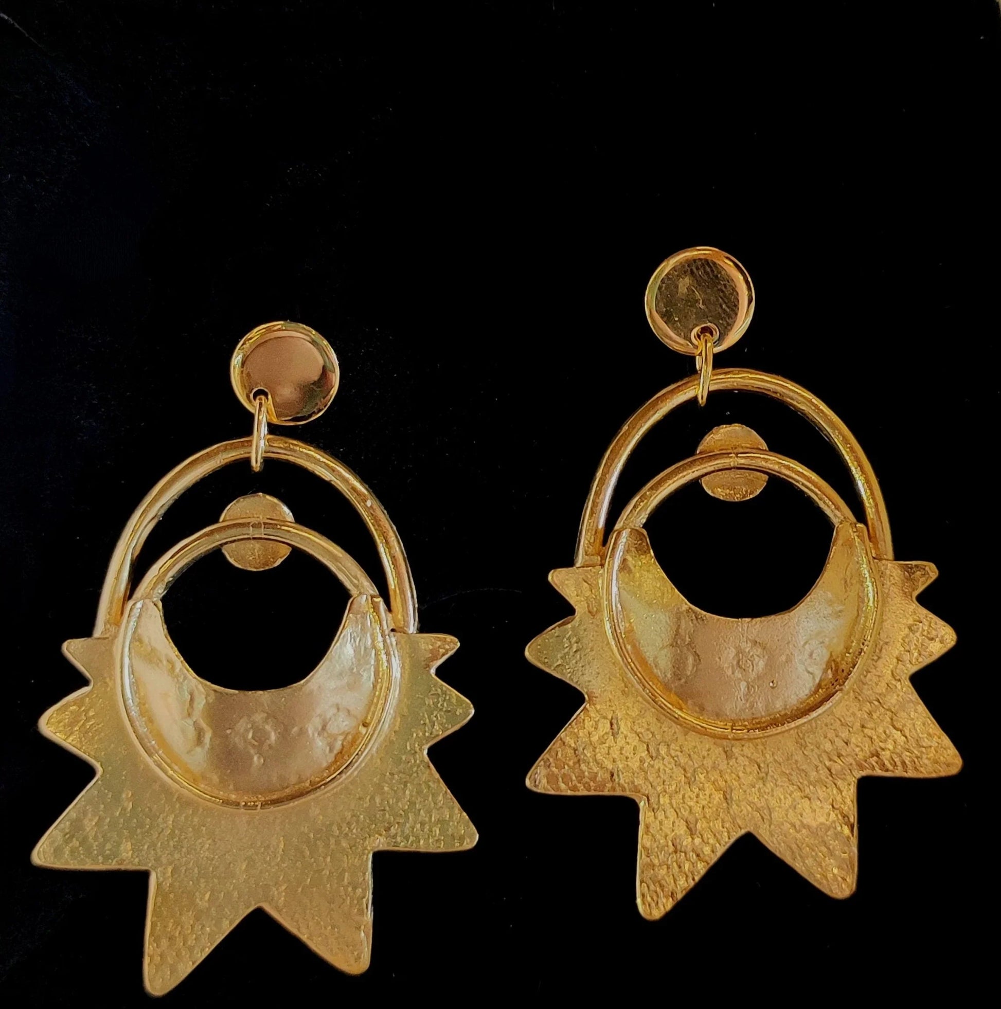 Pendientes dorados en forma de sol, con acabado texturizado y diseño contemporáneo, perfectos para cualquier ocasión.