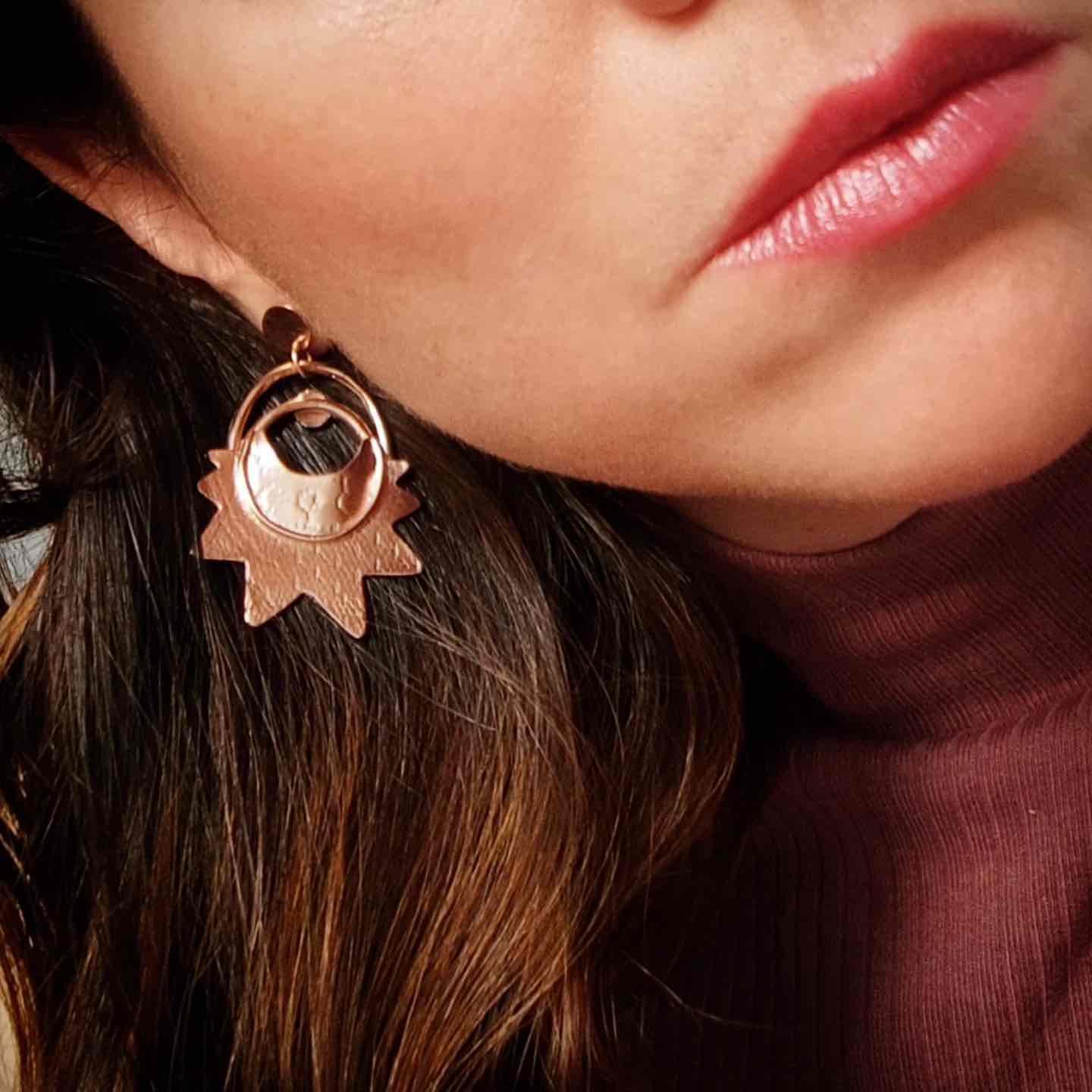 Pendientes de aro en tono rosa dorado con diseño de hoja, estilo bohemio y material de metal.