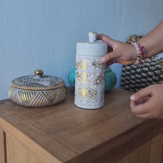 Contenedor alto blanco y dorado