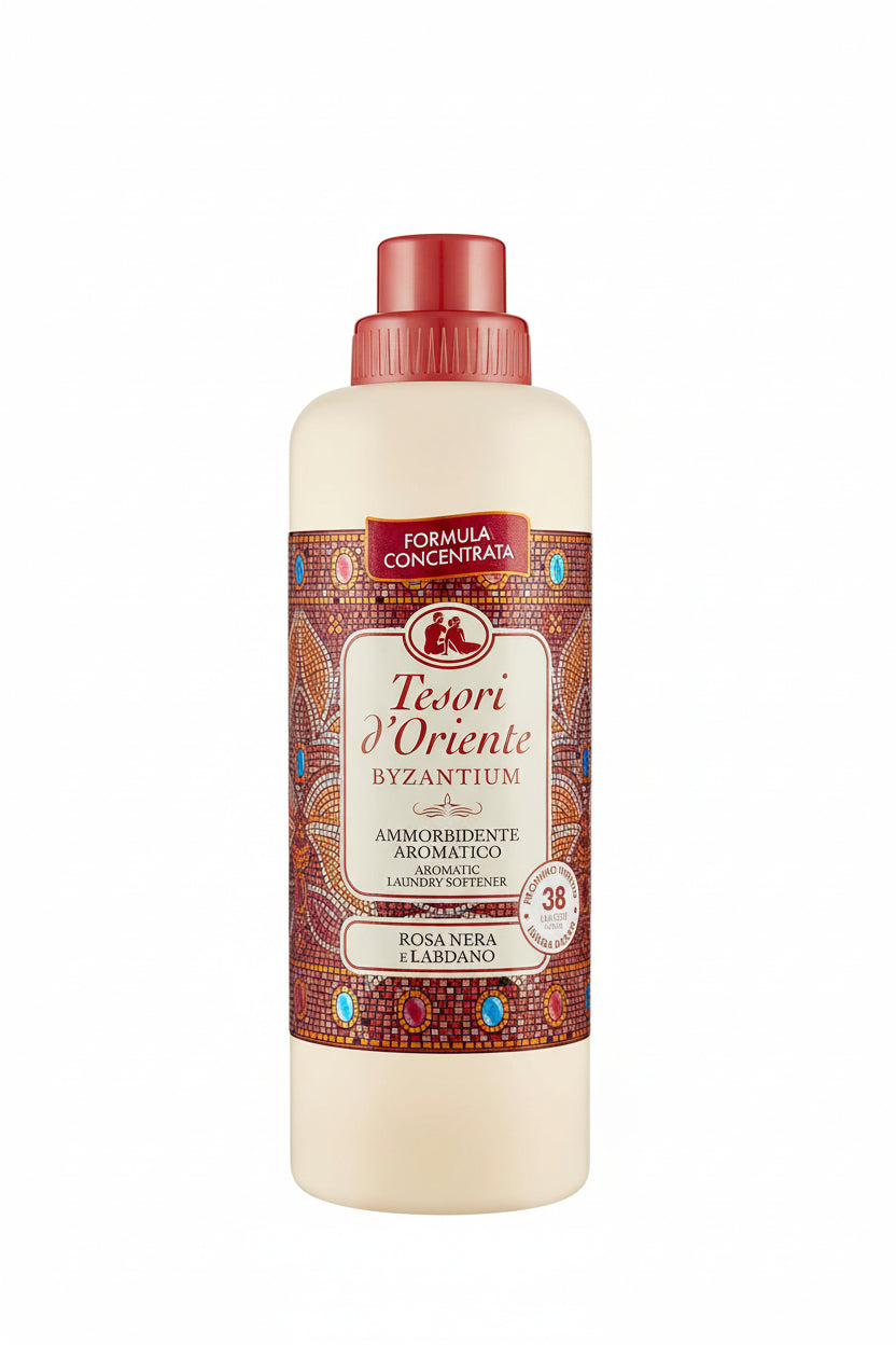 Botella de suavizante concentrado con diseño de mosaico colorido y tapón rojo, sobre fondo blanco aislado.