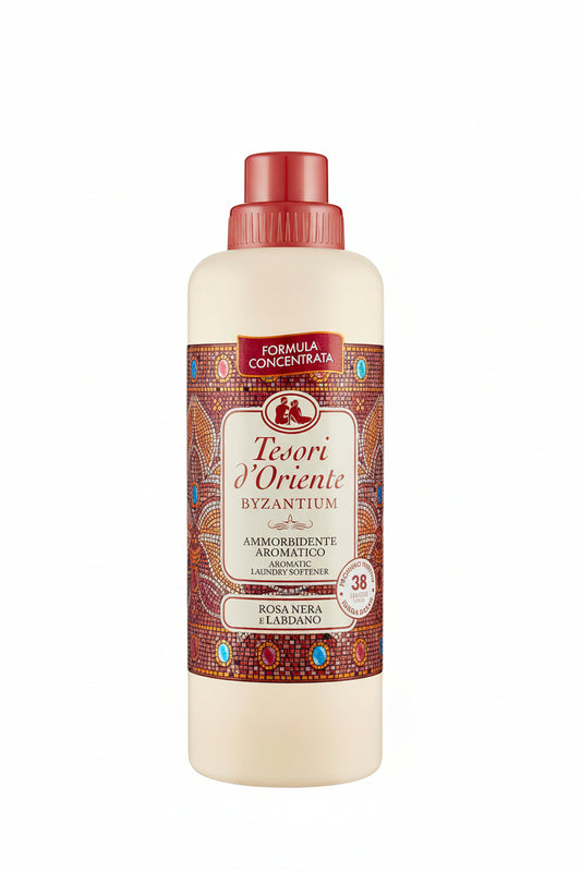 Botella de suavizante concentrado con diseño de mosaico colorido y tapón rojo, sobre fondo blanco aislado.