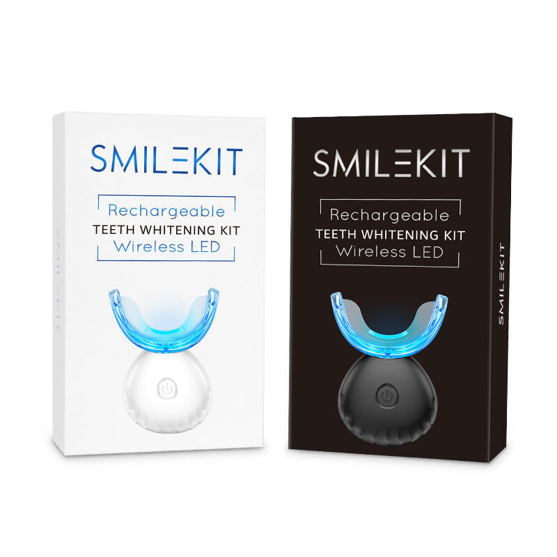 Cajas blanca y negra de kit de blanqueamiento dental con dispositivo LED inalámbrico y luz azul brillante.