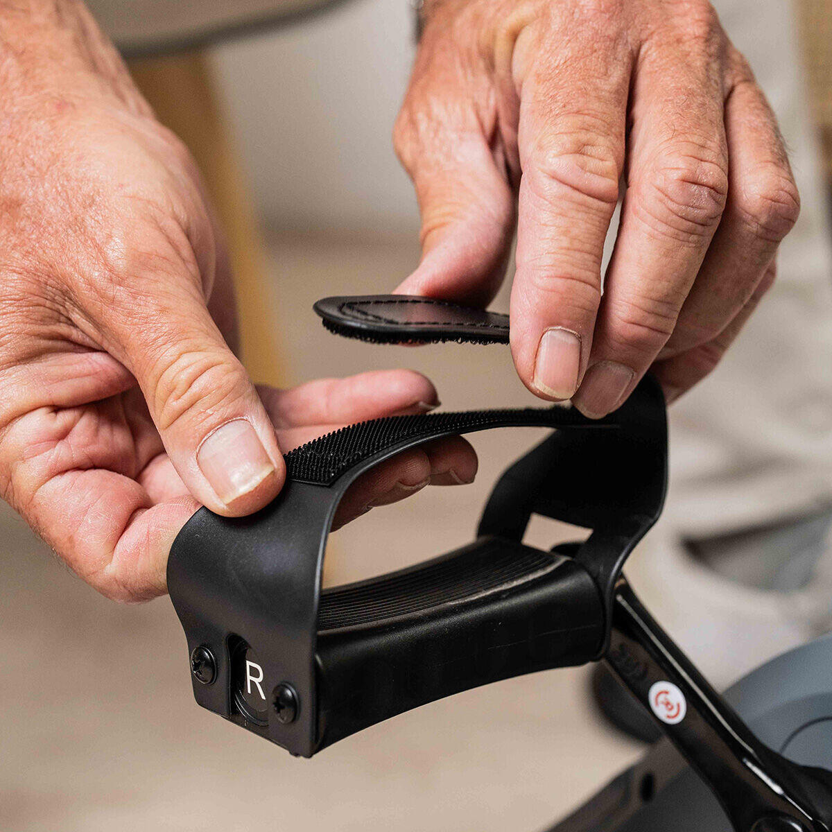 ajustando pedaleador para brazos y piernas para personas mayores