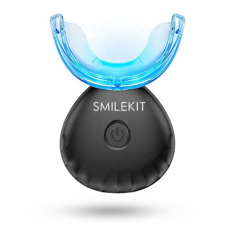 Kit de blanqueamiento dental con férula azul brillante y base negra circular con botón de encendido central.