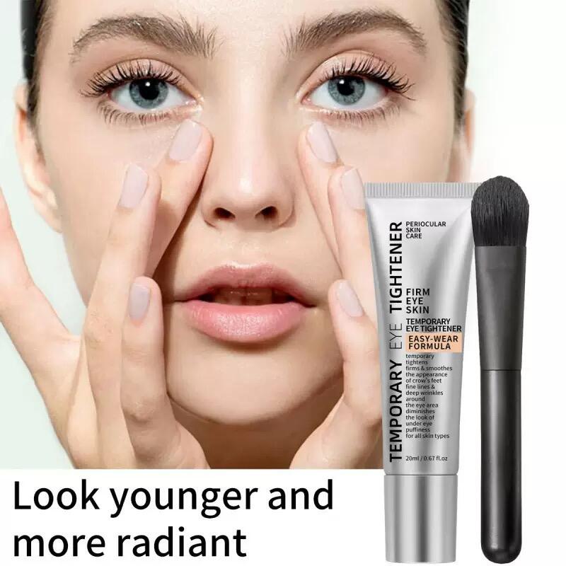 Mujer aplicando crema de contorno de ojos tensor con un tubo y un pincel aplicador al lado.