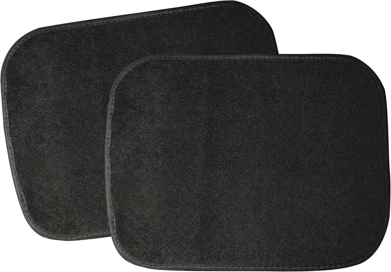 Alfombrillas coche universales de color negro, ideales para proteger el interior del vehículo y fáciles de limpiar.