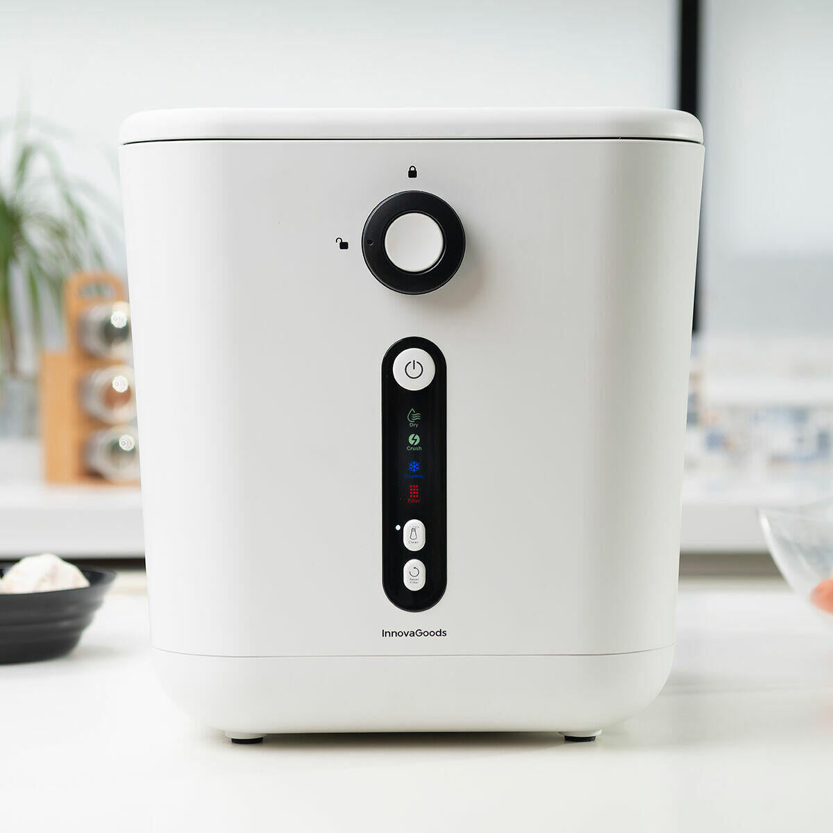 Compostador eléctrico de cocina Ewooster generando abono natural para plantas y jardines