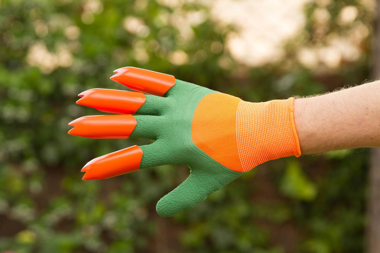 Guantes de Jardinería Impermeables con Garras en mano, ideales para cavar, plantar y rastrillar en el jardín.