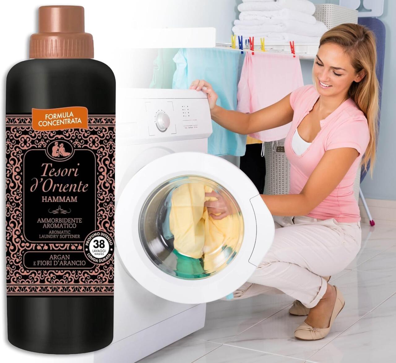 Botella negra de suavizante textil junto a una mujer que mete ropa en una lavadora blanca. Diseño elegante y aromático.