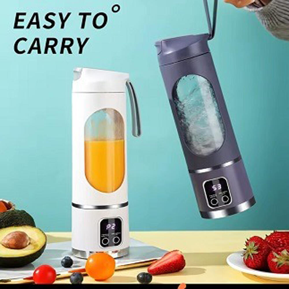 Batidoras portátiles recargables en blanco y gris con pantalla digital, junto a frutas frescas sobre una mesa.