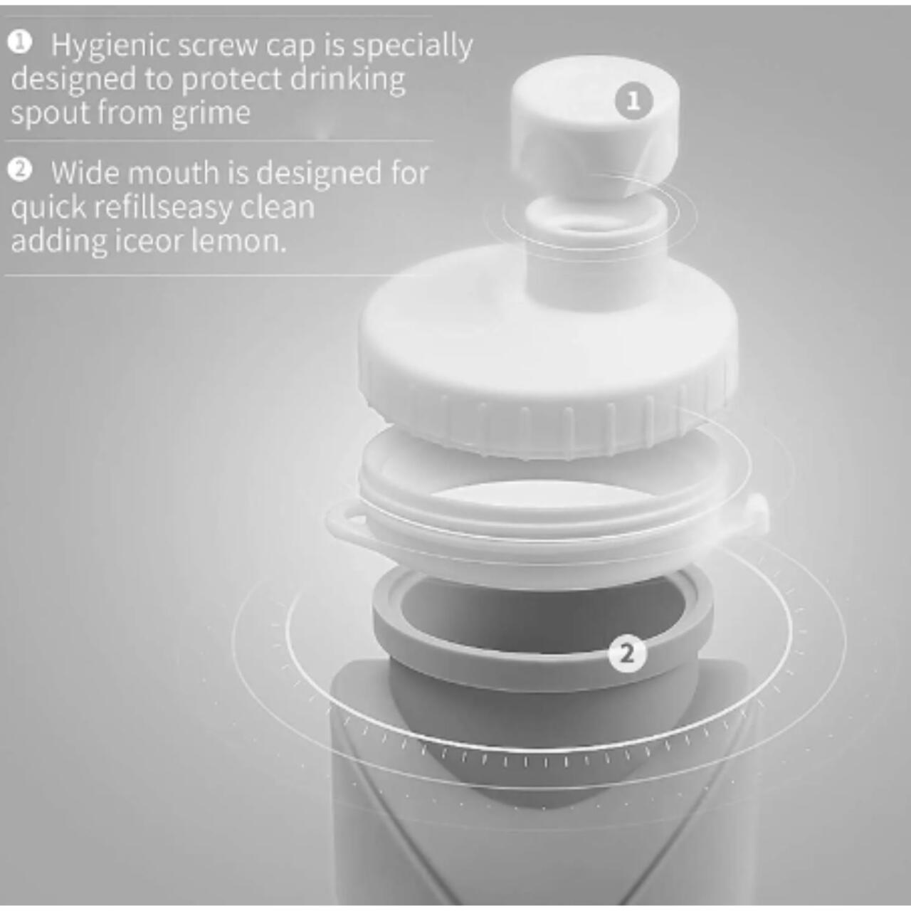 Botella de Agua Plegable: La botella colapsada, demostrando cómo se pliega hasta 1/5 de su tamaño, lista para ser guardada en un bolsillo o maleta.