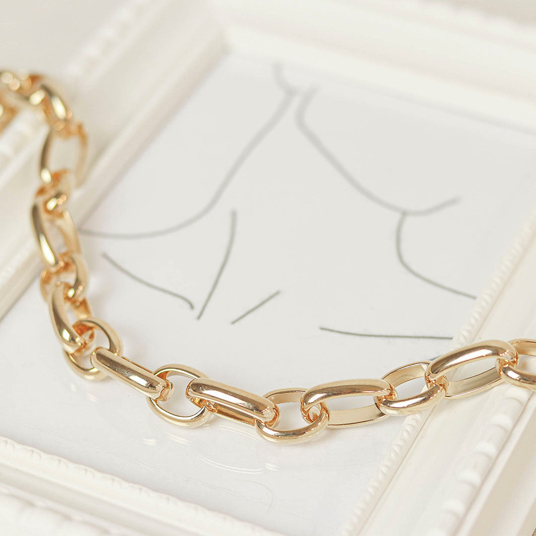 Collar de eslabones dorados, estilo moderno, hecho de metal brillante y resistente. Ideal para cualquier ocasión.