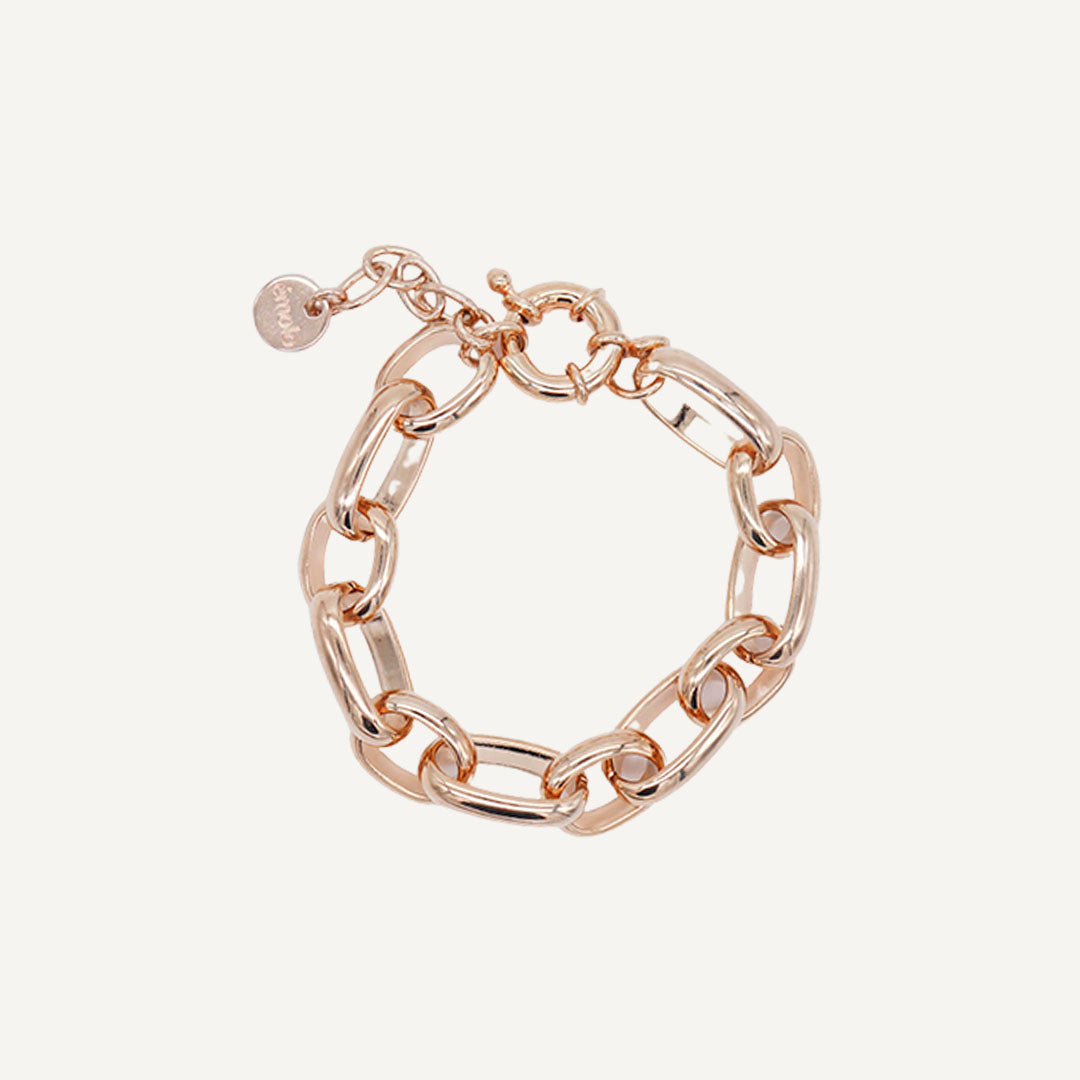 Pulsera de eslabones en tono dorado rosa, estilo moderno, hecha de metal brillante con cierre de aro.