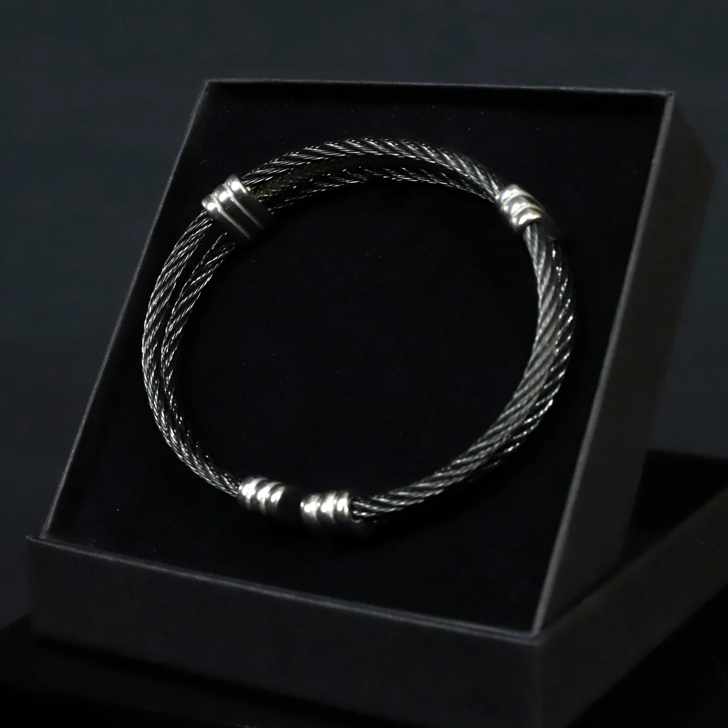 Pulsera Leptus · Pulsera rígida abierta en color negro y plata